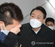 눈물 흘리는 지지자 위로하는 윤석열