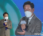 일정 취소한 李 "환경공무관 명칭 전국 확대"..尹, 반려견 공약(종합)