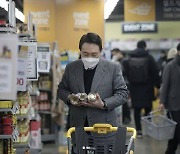 조국 '멸공' 정용진에 "윤석열 수준" 지적한 다음날 윤은 이마트 장보러 갔다