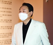 [포토] 윤석열 후보, 화이트 블레이저로 전시회 찾아