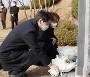 安, '잊혀진 대통령' 윤보선 묘역 참배.."대선후보들 안 찾아와 놀랍다"