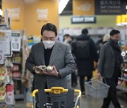 "윤석열 수준" 조국이 정용진 저격한 다음날..尹, 이마트서 장봤다