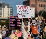 '생명 존엄' vs '여성 권리'.. 낙태권, 美 중간선거 쟁점 부상 [세계는 지금]