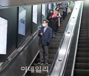 [포토]지하철타는 이재명 더불어민주당 대선후보