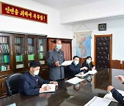 '식의주 문제 해결' 논의하는 북한 경공업성