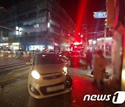 경남 김해 교차로서 택시-승용차 충돌..주변 상점 덮쳐