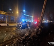 전주서 전신주 들이받은 승용차 전복..운전자 병원 이송