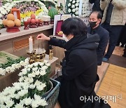 영화 1987 이한열 역 배우 강동원, 배은심 여사 빈소 찾아 조문
