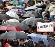 "접종 자유" 외치며 10만명 시위.. 유럽 곳곳 백신 의무화 몸살