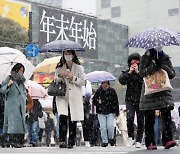 무너지는 일본 방역.. 신규 감염 2,000명씩 느는데 3차 접종률은 0.6%