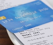 '위드코로나 시행' 작년 11월 카드 지출액 급증..법인카드까지