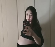 '임신 9개월' 박보미, 만삭 D라인 공개 "배가 터져버릴 것 같아"