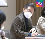 '일하는 여성' 만난 이재명..여가부 논쟁 '참전' 안 해