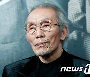 배우 오영수, 골든글로브 남우조연상 수상..한국인 최초