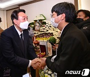 윤석열 "배은심 여사, 일생을 헌신하신 분"..'전두환 발언' 항의도(종합)