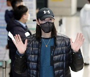 김연경 '늦게까지 기다려 준 팬들 향해 미소'