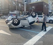 부산서 신호대기 차량 2중 추돌 후 '전복' 사고..5명 부상