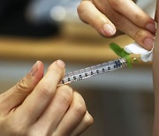 "코로나 백신 맞고 싶지 않다"..의료진 접종 의무화 반대한 英 의사 논란