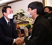 윤석열 "배은심 여사, 민주화 위해 헌신한 분"..'전두환 발언' 항의도