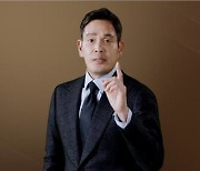 Shinsegae shares plunge on vice chief's anti-communist remarks
