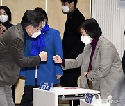 [헤럴드pic] 주먹인사하는 이재명 더불어민주당 대선 후보