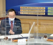 '송하진 전북도지사와 대화 나누며 박수 치는 박병석 국회의장'
