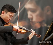 연주하는 금호아트홀 상주음악가 바이올리니스트 김동현
