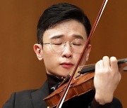 연주하는 금호아트홀 상주음악가 바이올리니스트 김동현