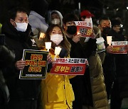 자영업자 국회 앞 촛불집회.."방역패스 먹통, 정부도 불통"