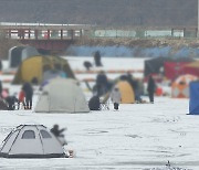 오지 말라는데..몰려든 얼음 낚시객에 '골머리'