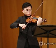 연주하는 바이올리니스트 김동현