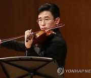 연주하는 바이올리니스트 김동현