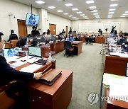 '구속·압수수색 때 영장사본 교부'..형사소송법 법사위 통과
