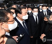 배은심 여사 빈소에서 '민주유공자법' 질문 받는 윤석열