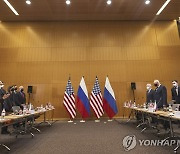 '우크라 사태 논의' 안보회담 참석한 미국·러시아 대표단