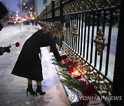 모스크바 주재 카자흐 대사관 앞 시위 희생자 추모객들