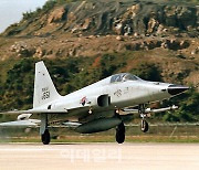 공군 "F5E 전투기 추락..조종사 비상탈출 확인 중"