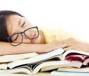 잠 덜 자는 학생, 단 음식 더 먹는다 (연구)