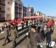 '포전마다 다수확의 열풍을'..북한 농장 근로자들