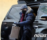 차량에서 내리는 韓 최초 골든글로브 수상자 배우 오영수