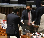 의원들과 악수하는 김기현