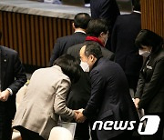 당의원들과 인사 나누는 김기현-추경호