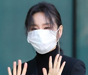 [E포토] 김소진, '반가운 손인사'