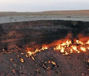 50년 불타고 있는 '지옥의 문'.. 투르크메니스탄 대통령 "이젠 불 꺼라"