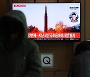 북한 미사일 발사에 靑 "우려" 6일 만에 "강한 유감"