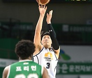 [JB포토] KCC 이정현 '과감하게 3점슛'