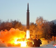 합참 "북한, 동해로 탄도미사일 발사"..일본 정부는 1분 앞서 발표
