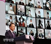 문재인 대통령, 상생형 지역일자리 모델 LG BCM 공장 착공 축사 [경향포토]