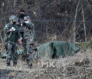 [포토] 공군 전투기 추락 현장 수습하는 군 관계자들