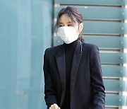 [MD포토] 김소진 '너무 추워 꼭 쥔 주먹'
